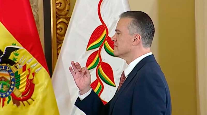 Ernesto Justiniano jura como ministro con la misión de desbloquear el país