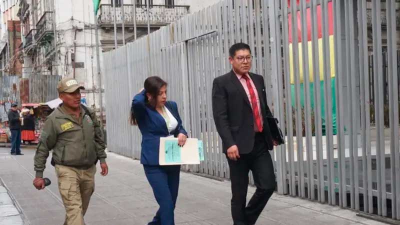 Incautan contratos que revelan posibles irregularidades en YPFB