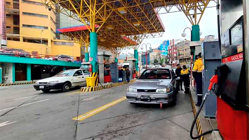 Caos en La Paz, Cochabamba y Santa Cruz: Crecen las filas de vehículos por desabastecimiento