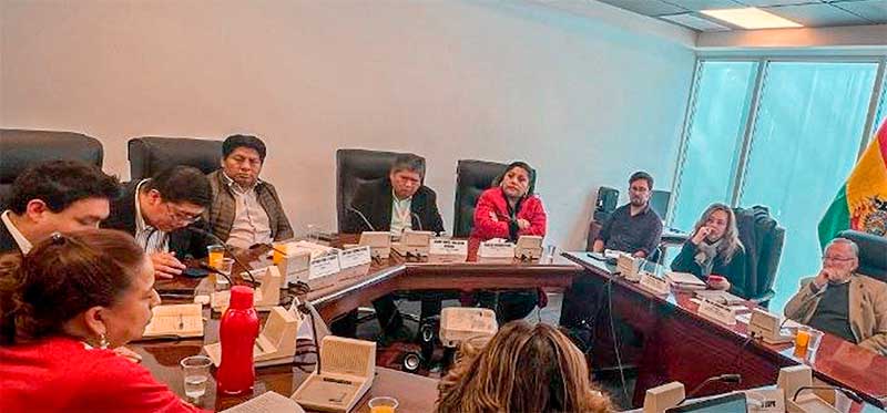 Régimen de excepción avanza en el Legislativo en medio de creciente tensión social