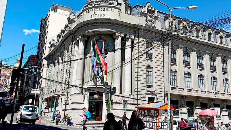 Lara convoca a posesión de Urioste y evita vacío en la Fiscalía General