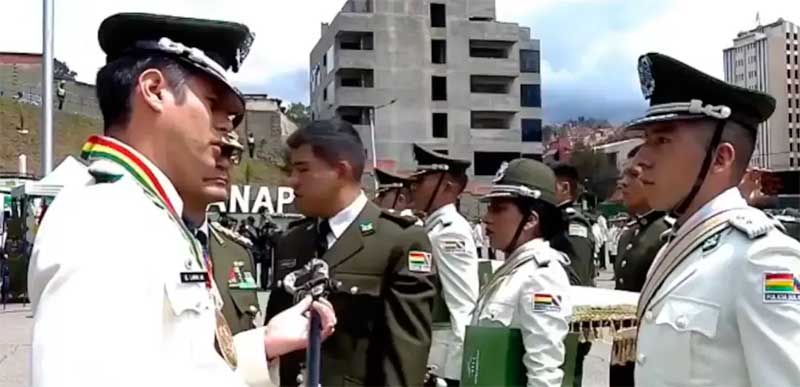 Lara vuelve a sorprender con uniforme policial en un acto de la Anapol