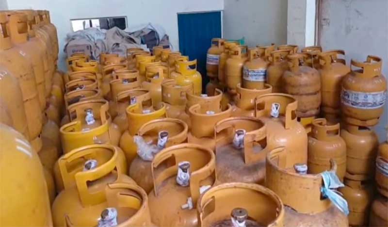 Comercio disfrazado: Desmantelan almacén clandestino con 200 garrafas en El Alto