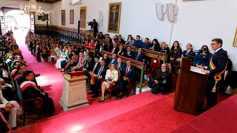 Discurso de Paz choca contra la cruda realidad de la economía que se mueve en la calle
