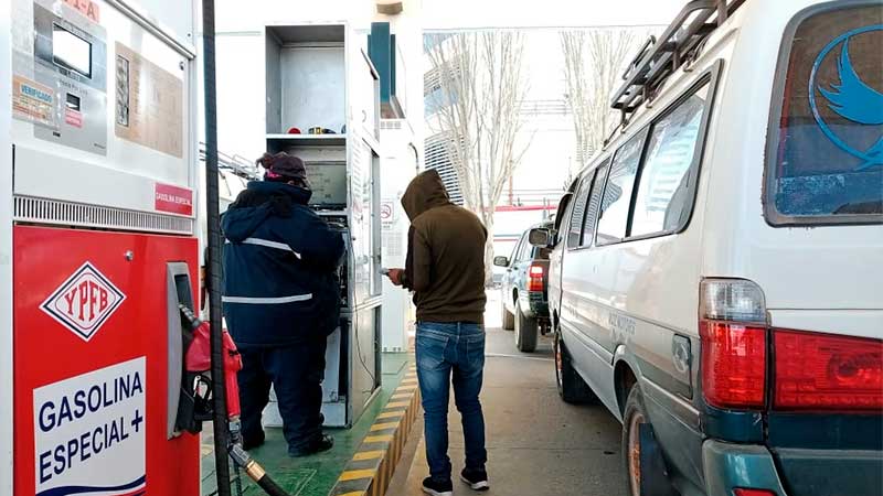 La tregua en Medio Oriente alivia el costo de los carburantes en Bolivia