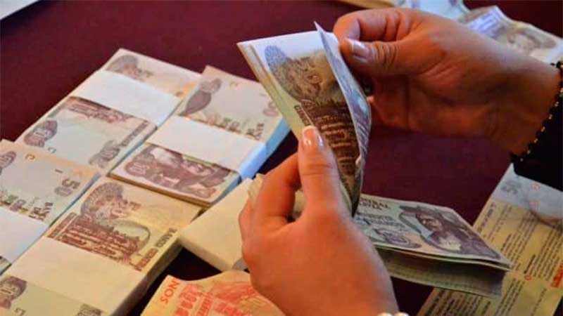 BCB congela fondos bancarios para frenar alza imparable del dólar