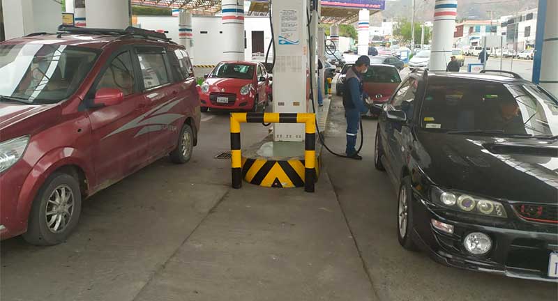 Falta de recursos y divisas condena al país a una crisis crónica de carburantes