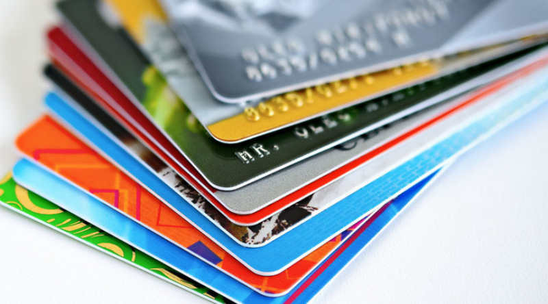 Eliminan comisiones por compras online y habilitan tarjetas en el exterior