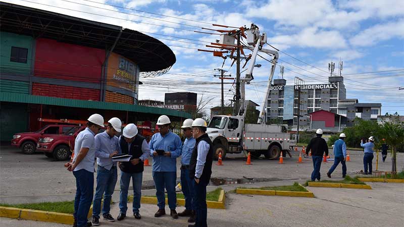 En la feria de Barrio Lindo CRE repone servicio eléctrico y acelera reactivación comercial