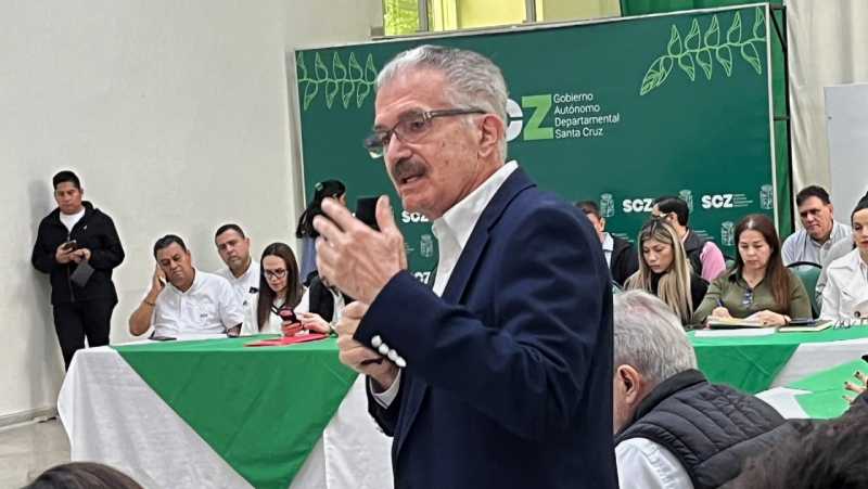 Santa Cruz rechaza plan estatal y exige recursos para 15.000 ítems de salud