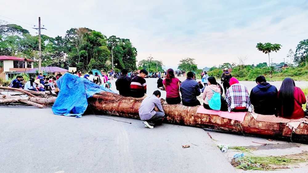 Universitarios bloquean la carretera Cochabamba-Santa Cruz para destituir a rector