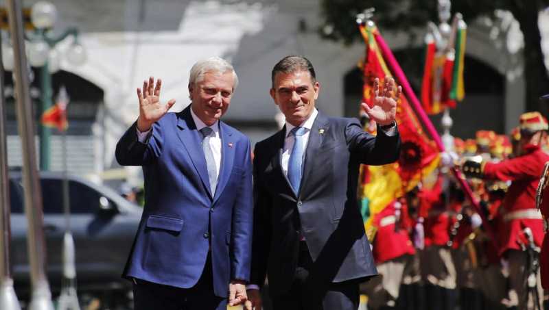 La visita de Kast a La Paz acapara las portadas nacionales y paraliza la pauta informativa