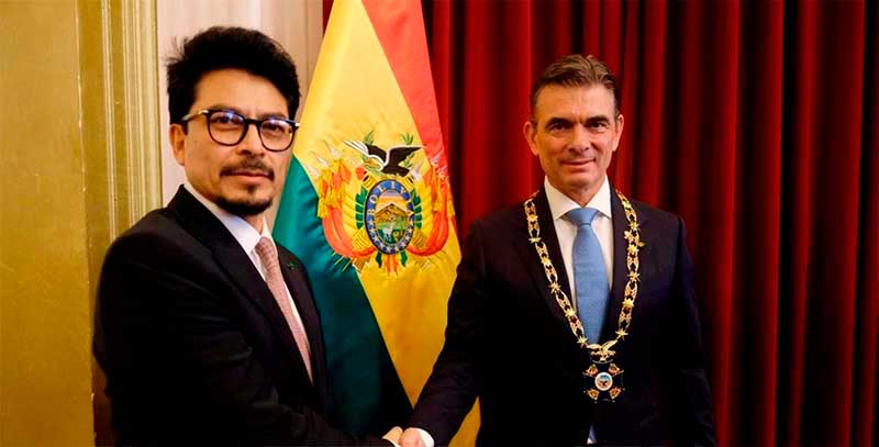 Defensa del Ejecutivo confirma condecoración al Presidente Paz