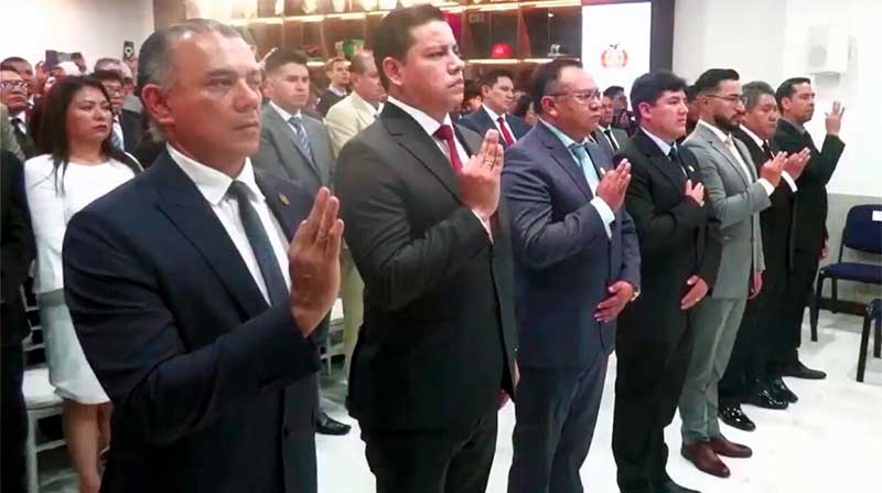 José Urioste posesiona a nuevos fiscales departamentales y exige control sobre los expedientes