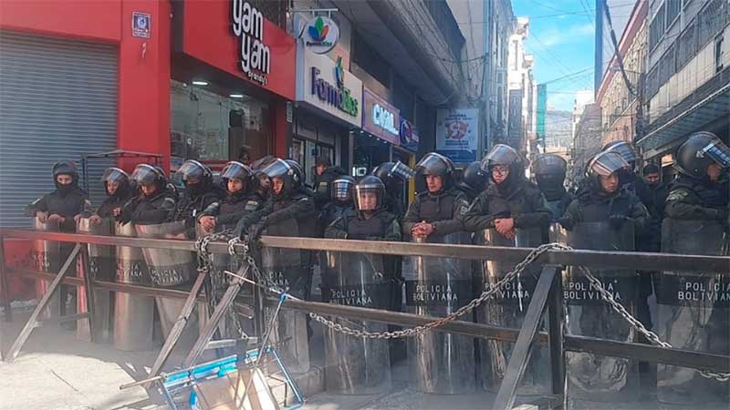 Policía blinda los accesos a Plaza Murillo ante la amenaza de protestas radicales
