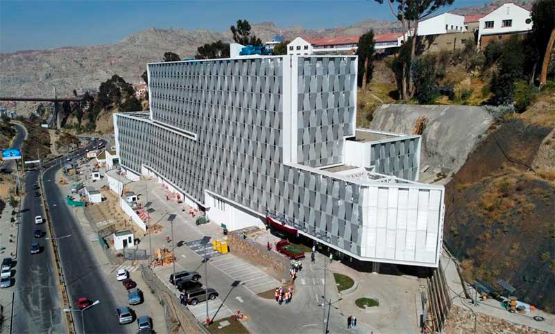 Obra de 700 millones en peligro por derrumbes y negligencia