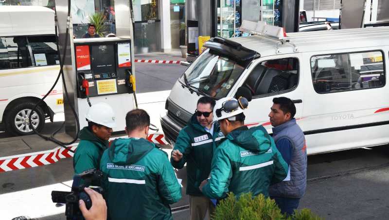 Unen sistemas estatales para debitar cuotas de crédito al cargar carburantes