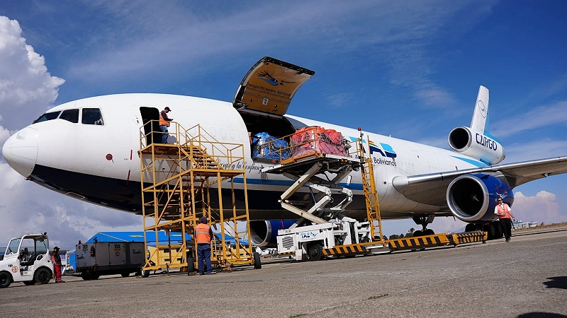 Dos vuelos diarios trasladarán a La Paz 162 toneladas de carne de pollo y de res