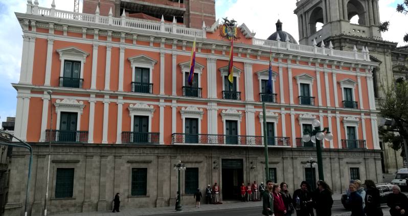 Mientras Paz busca la foto con Trump, su vice solo puede mirar el palacio desde afuera