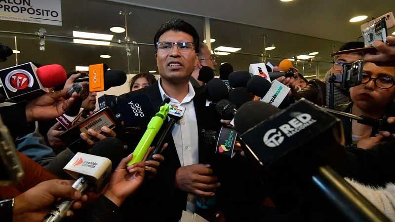 Senador suspendido lanza discurso de odio político en el bastión de Evo
