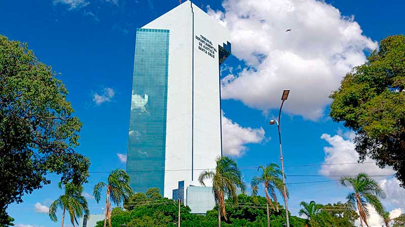 Jueces y secretarios bajo la lupa: La red de palos blancos en el caso narcomaletas