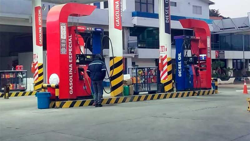 El miedo vacía los surtidores: Conductores guardan sus vehículos ante la gasolina desestabilizada