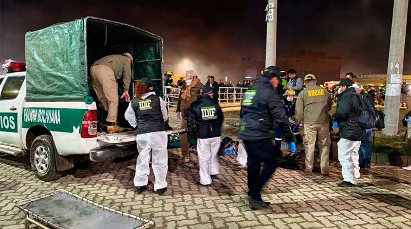 Miseria humana en la tragedia: Turba se enfrenta a la Policía para saquear restos del avión 