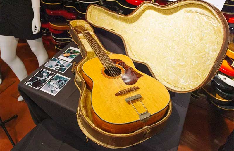 La guitarra que John Lennon usó en Help! se subasta por 2,9 millones de dólares