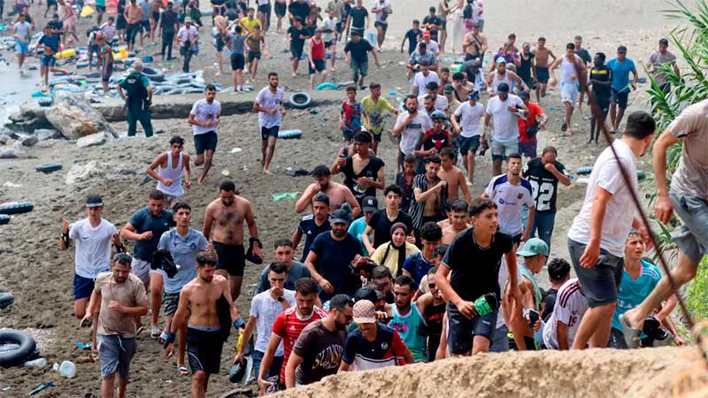 España contra las cuerdas: Migración masiva desborda las fronteras de Ceuta