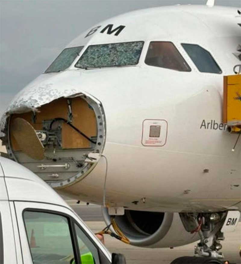 Una granizada destroza la nariz y el parabrisas de un avión en pleno vuelo
